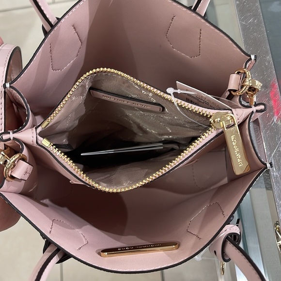 MICHAEL KORS
Mercer Medium Logo and Leather Accordion Crossbody Satchel Messengr - Picture 10 of 16